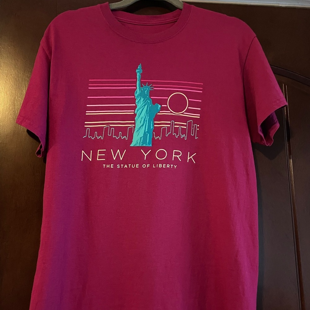 Large Magenta NY Statue of Liberty T-Shirt